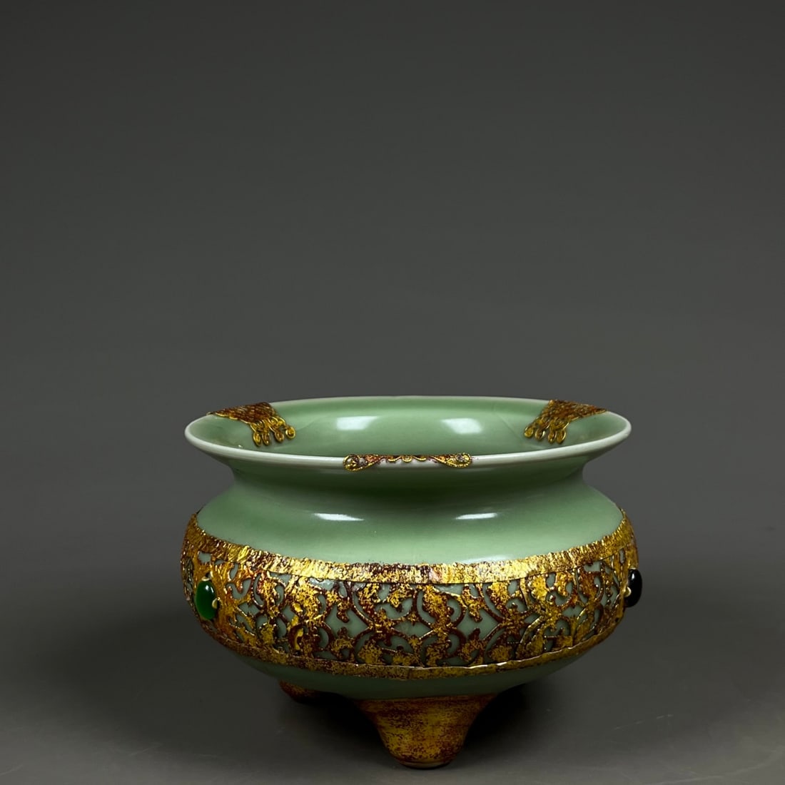 A gold-inlaid flower furnace of the Song Dynasty Longquan kiln (1 of 8)