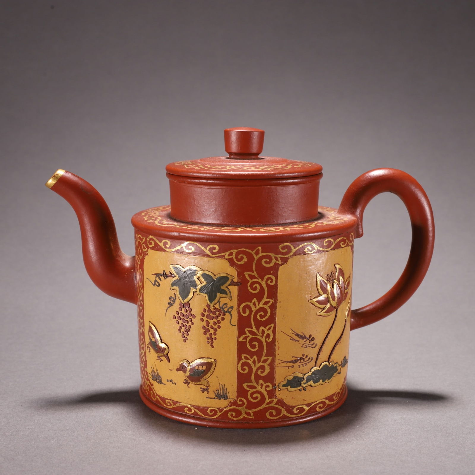 A purple sand gold-painted window flower and bird pattern pot made in the Kangxi period of the Qing: Qing Dynasty Kangxi year made purple sand gold-painted window flower and bird pattern pot SIZE:H:11.5cmW:16.5cm (The Dimensions Of All Batches Are Manually Measured.If You Need More