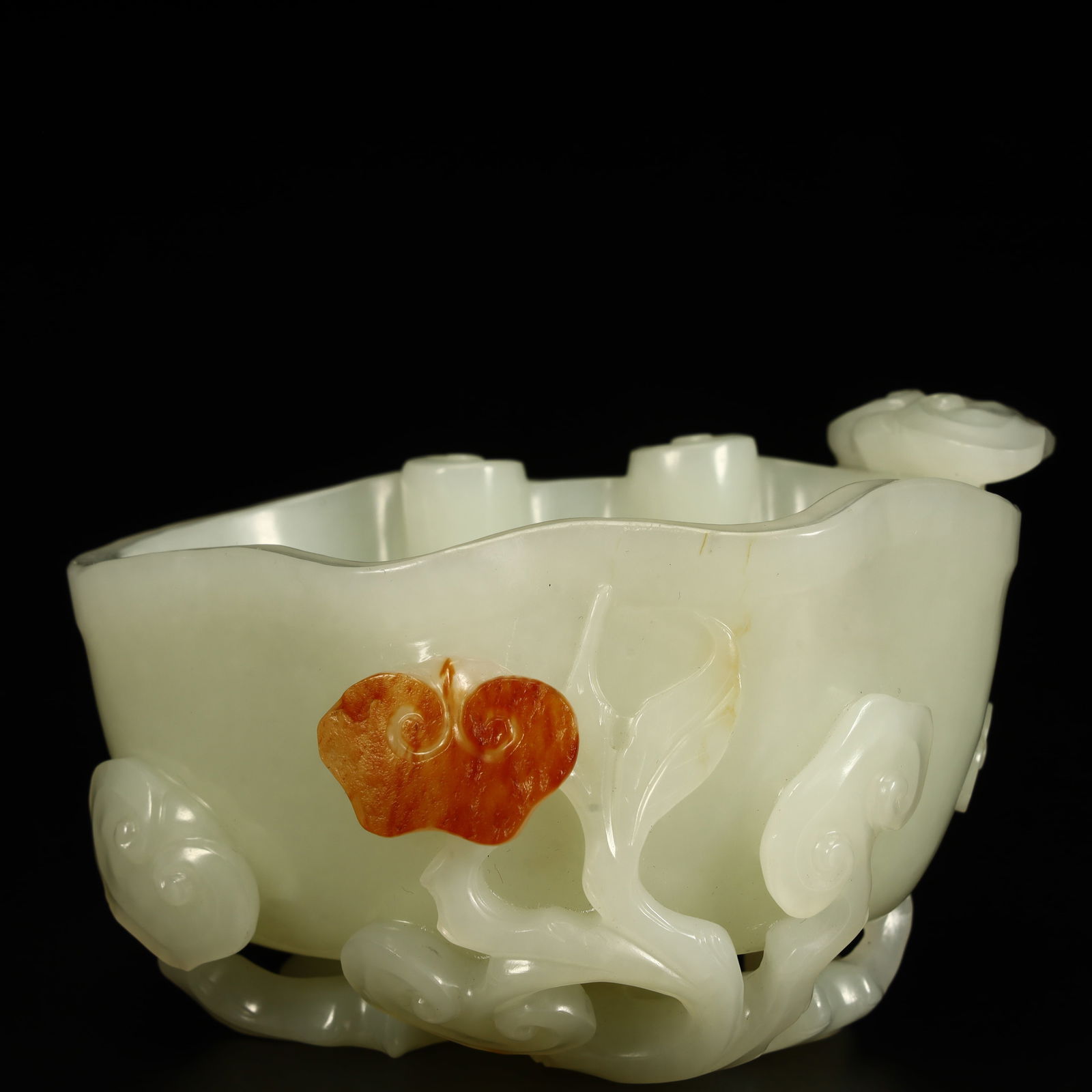 A piece of Hetian jade Ganoderma lucidum pattern pen wash of the Qing Dynasty: Qing Dynasty Hetian jade Ganoderma lucidum pattern pen wash SIZE:H:8cmL:12cmW:9cmW:630g (The Dimensions Of All Batches Are Manually Measured.If You Need More Detailed Information,