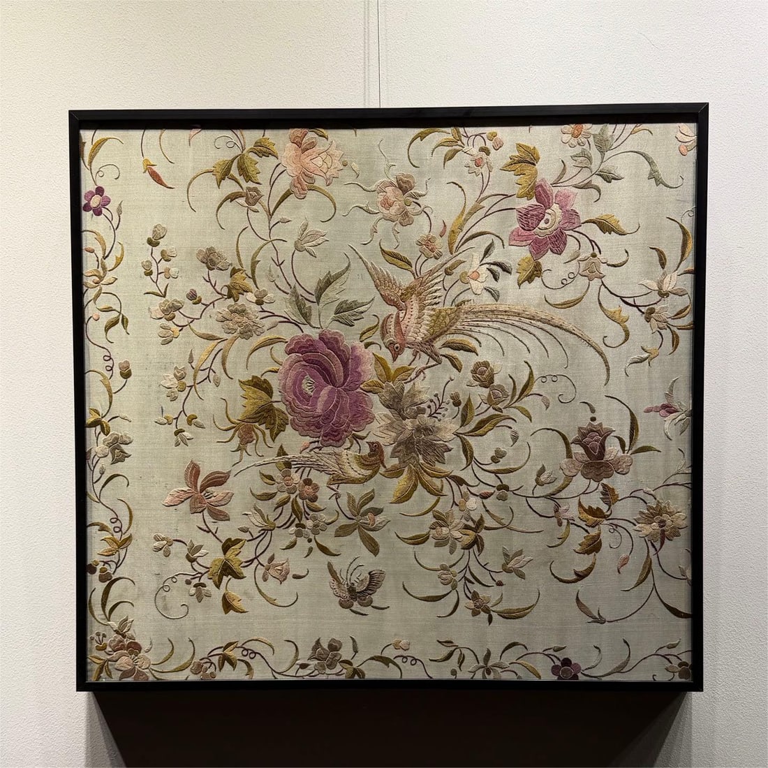 A painting of Cantonese embroidery of flowers and birds during the Republic of China: Cantonese embroidery of flowers and birds during the Republic of China Size:61x57cm (The Dimensions Of All Batches Are Manually Measured.If You Need More Detailed Information,
