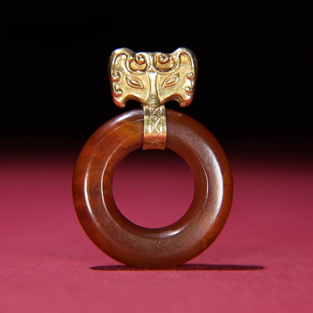 A fine onyx inlay pendant: Exquisite agate inlay ornaments Size:64x46x8mmW:31g (The Dimensions Of All Batches Are Manually Measured.If You Need More Detailed Information, Please Contact Our Customer Service Before Bidding.)