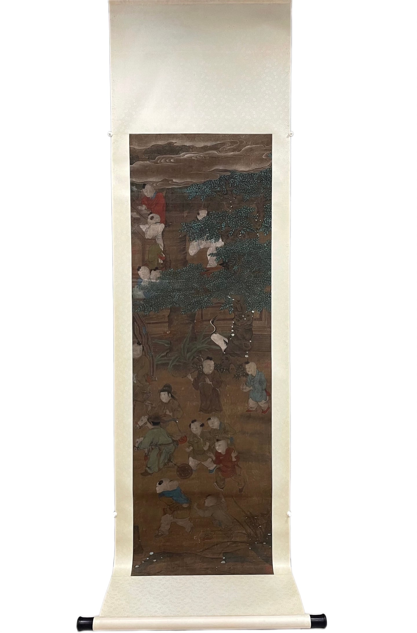 A silk book of Qiu Ying in the Ming Dynasty: Silk book of Qiu Ying in the Ming Dynasty FlowercoreSize:201x65cm (The Dimensions Of All Batches Are Manually Measured.If You Need More Detailed Information, Please Contact Our