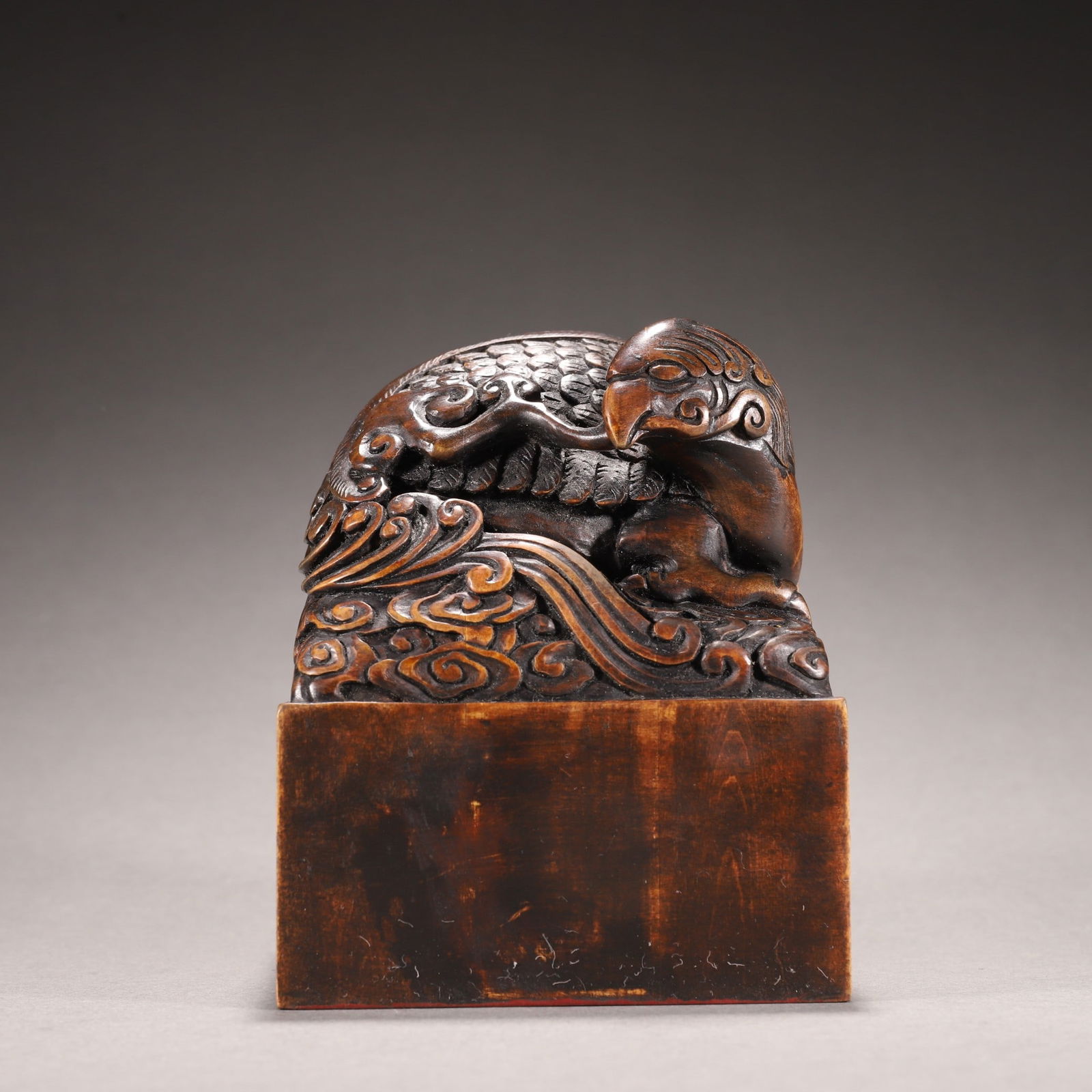 A sandalwood phoenix button seal from the Qing Dynasty: The sandalwood phoenix button seal of the Qing Dynasty SIZE:H:11.5cmW:9.5cmW:781g (The Dimensions Of All Batches Are Manually Measured.If You Need More Detailed Information, Please