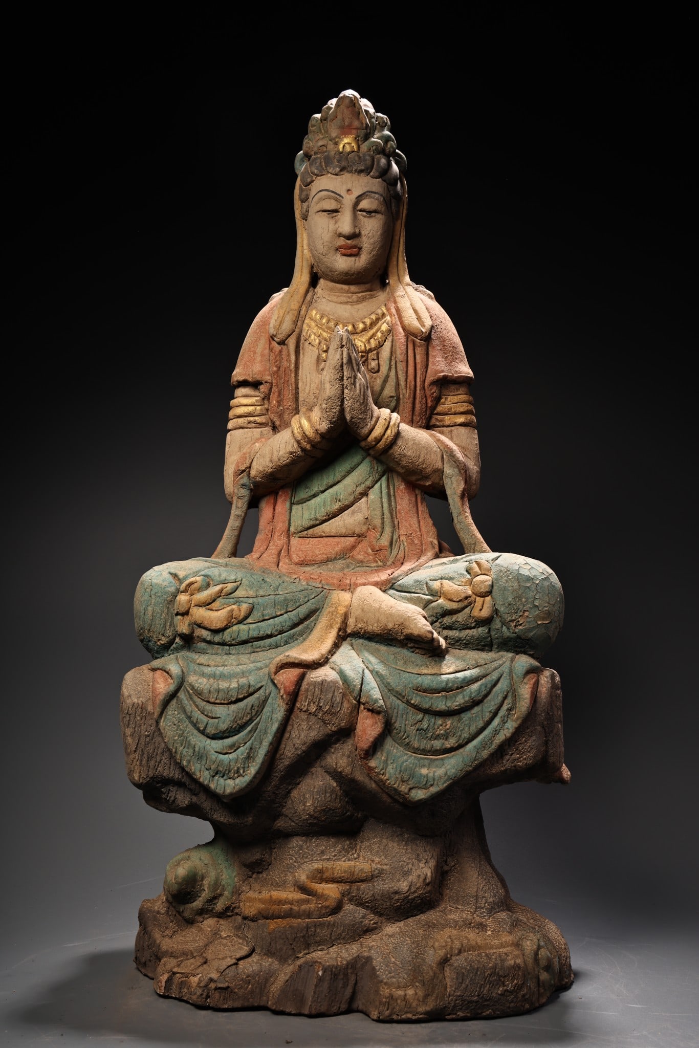 A beautifully painted wooden statue of Guanyin Bodhisattva: Exquisite painted wooden Guanyin Bodhisattva Buddha statue Size:W:2500gH:52cmW:24cm (The Dimensions Of All Batches Are Manually Measured.If You Need More Detailed Information, Please Contact Our Custo