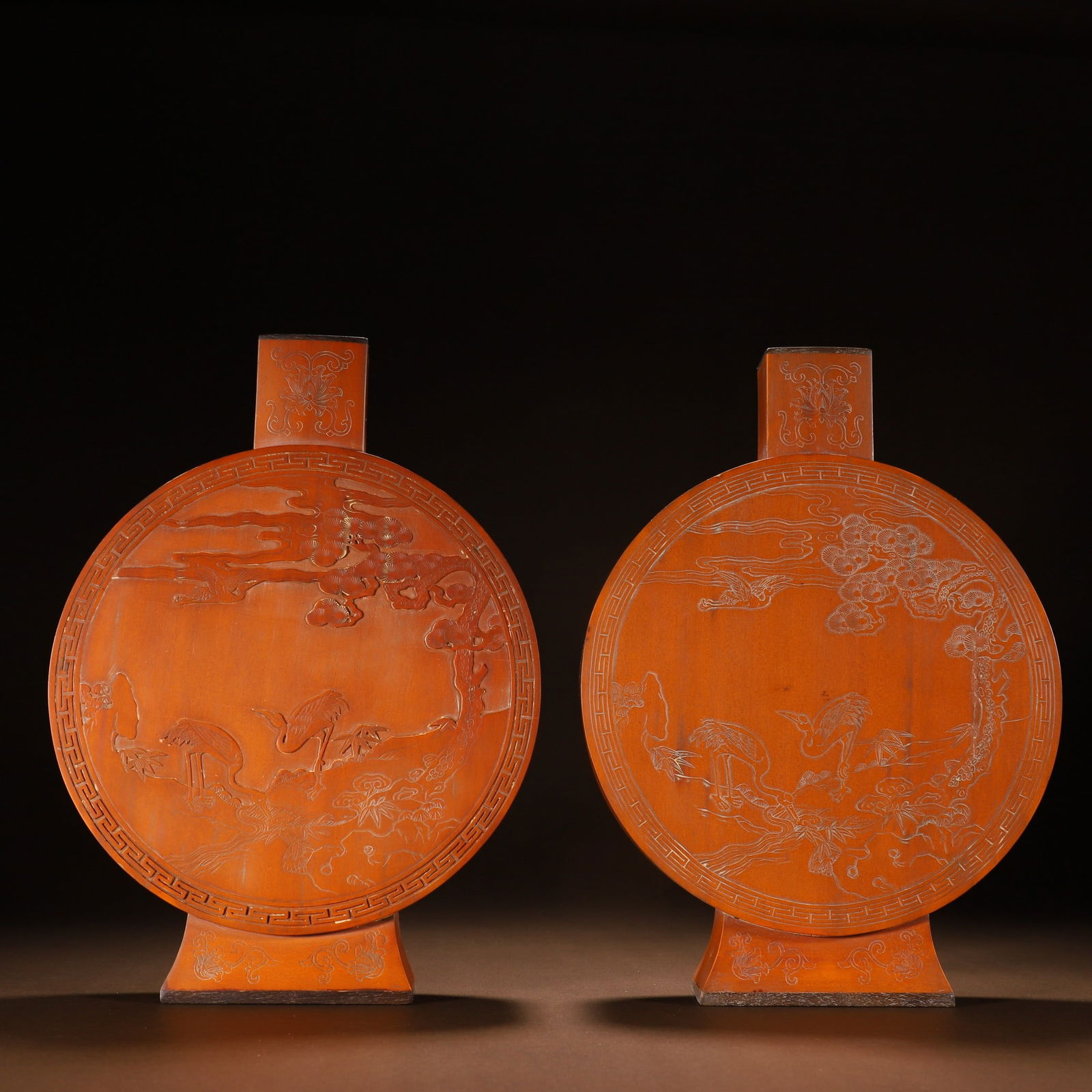 A pair of Qing Dynasty wooden tires pasted with yellow deer cranes and spring vases: The wooden tire of the Qing Dynasty is attached to the yellow deer crane and the spring vase SIZE:H:26cmW:19cmW:891g (The Dimensions Of All Batches Are Manually Measured.If You Need