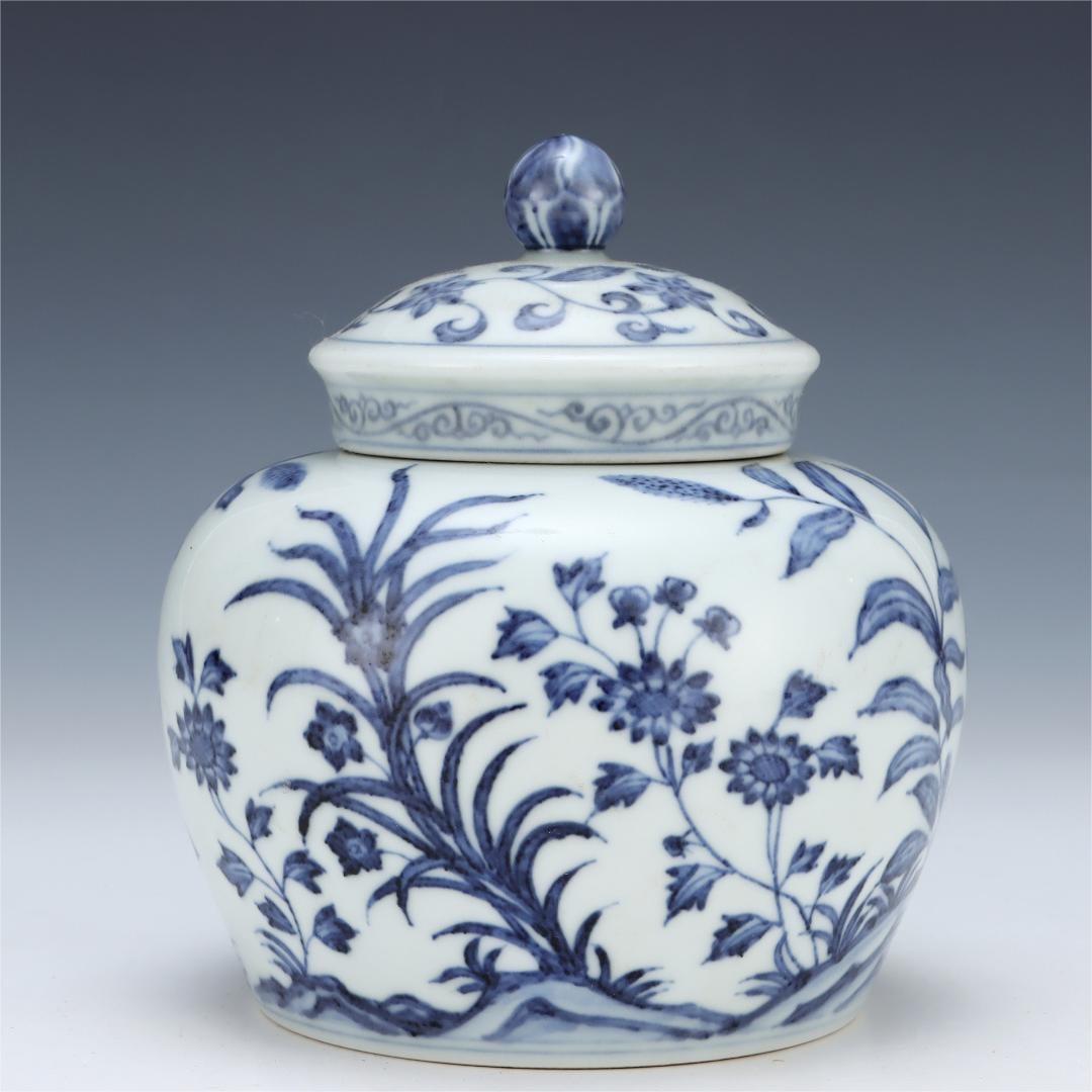 A blue and white nine-autumn pattern jar made in the Chenghua year of the Ming Dynasty: The blue and white nine-autumn pattern jar made in the Chenghua year of the Ming Dynasty Size:H:15cmBellydiameter:13.5cm (The Dimensions Of All Batches Are Manually Measured.If You