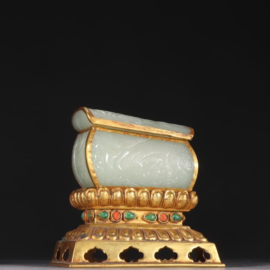 A Liao Dynasty Hetian jade-wrapped golden dragon and phoenix coffin: Liao Dynasty's Hetian jade-wrapped golden dragon and phoenix coffin Size:H:10.7cmW:10.2cmW:563.6g (The Dimensions Of All Batches Are Manually Measured.If You Need More Detailed