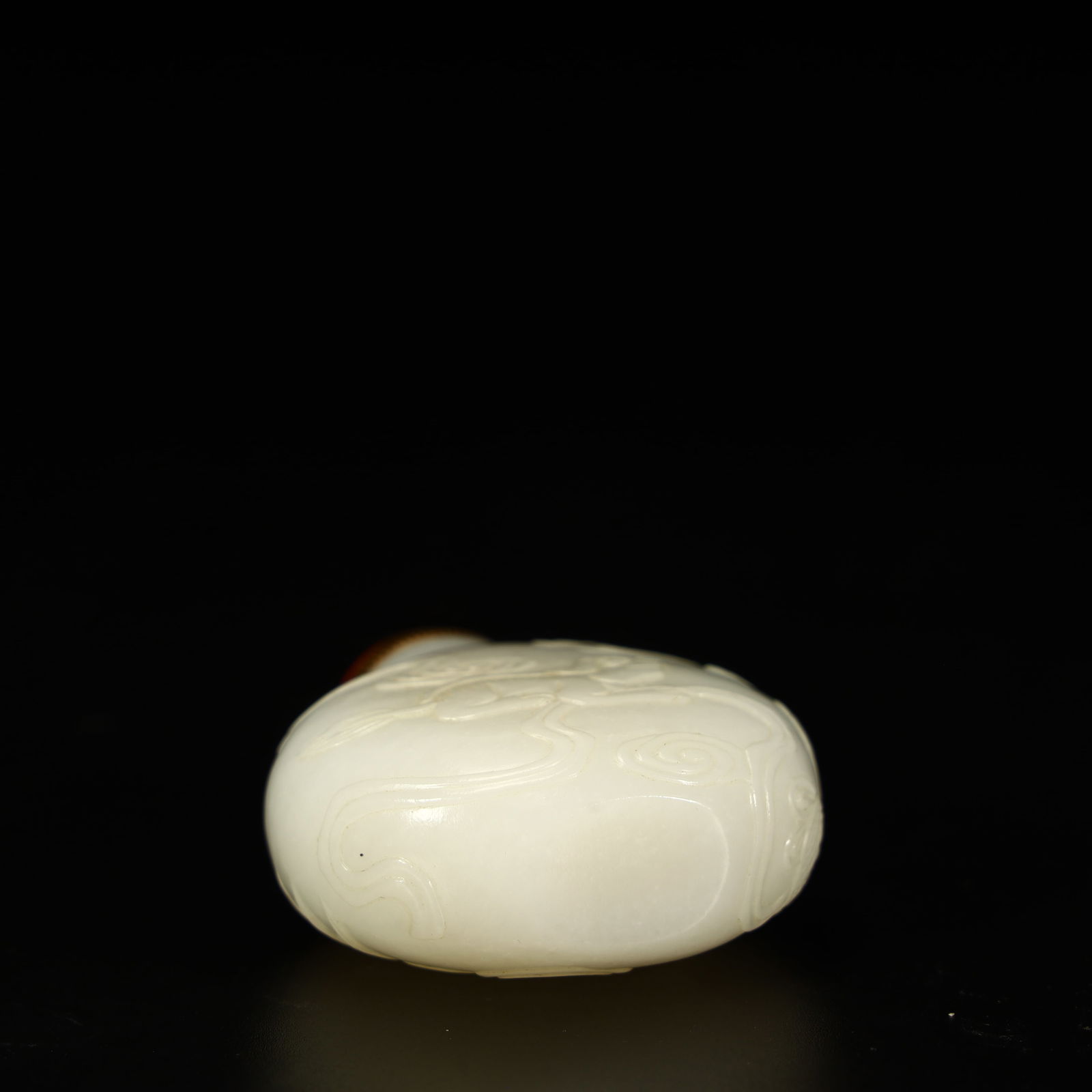 A Qing Dynasty Hetian white jade beast pattern snuff bottle - 10