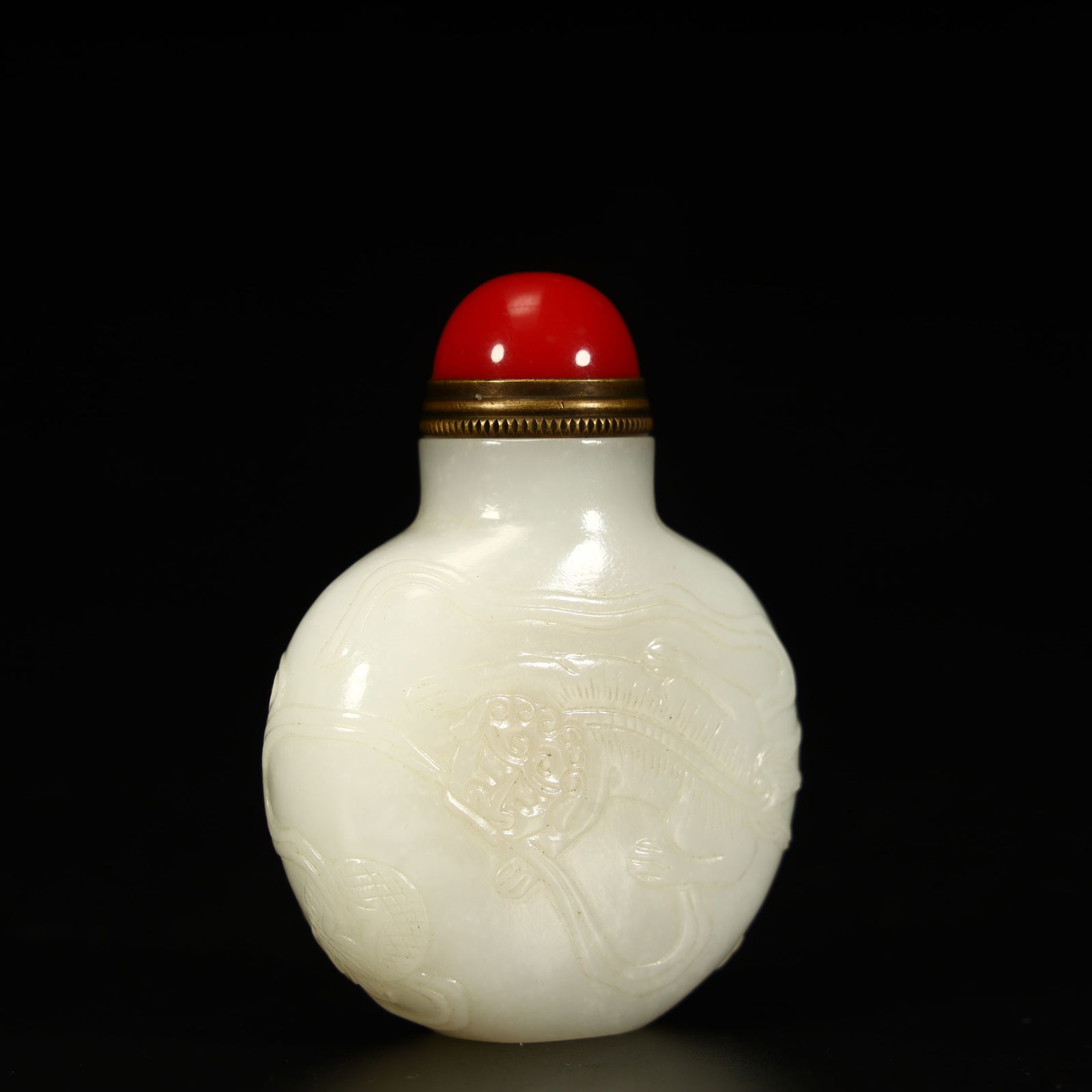 A Qing Dynasty Hetian white jade beast pattern snuff bottle - 2