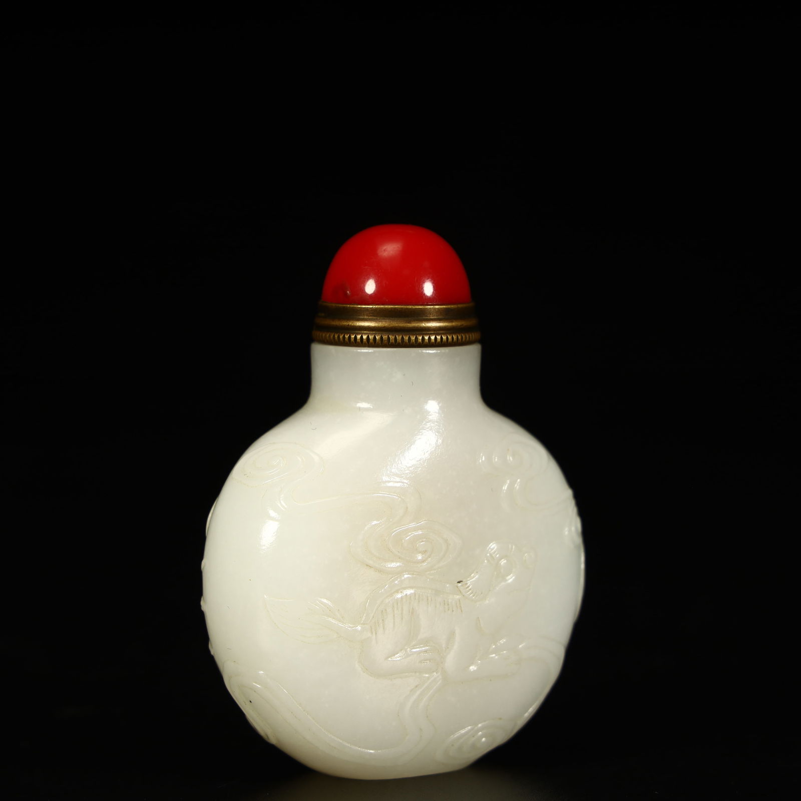 A Qing Dynasty Hetian white jade beast pattern snuff bottle - 4