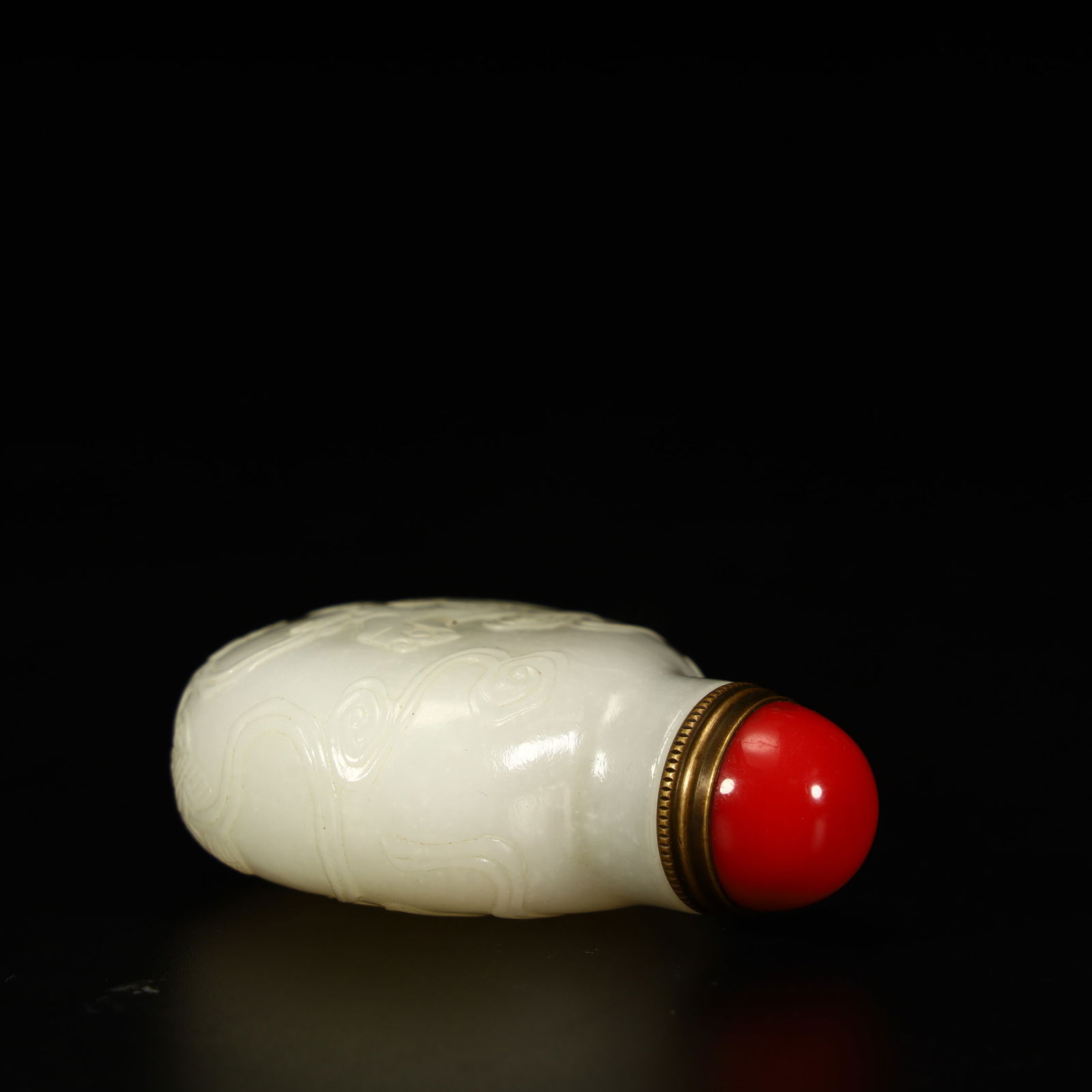 A Qing Dynasty Hetian white jade beast pattern snuff bottle - 7