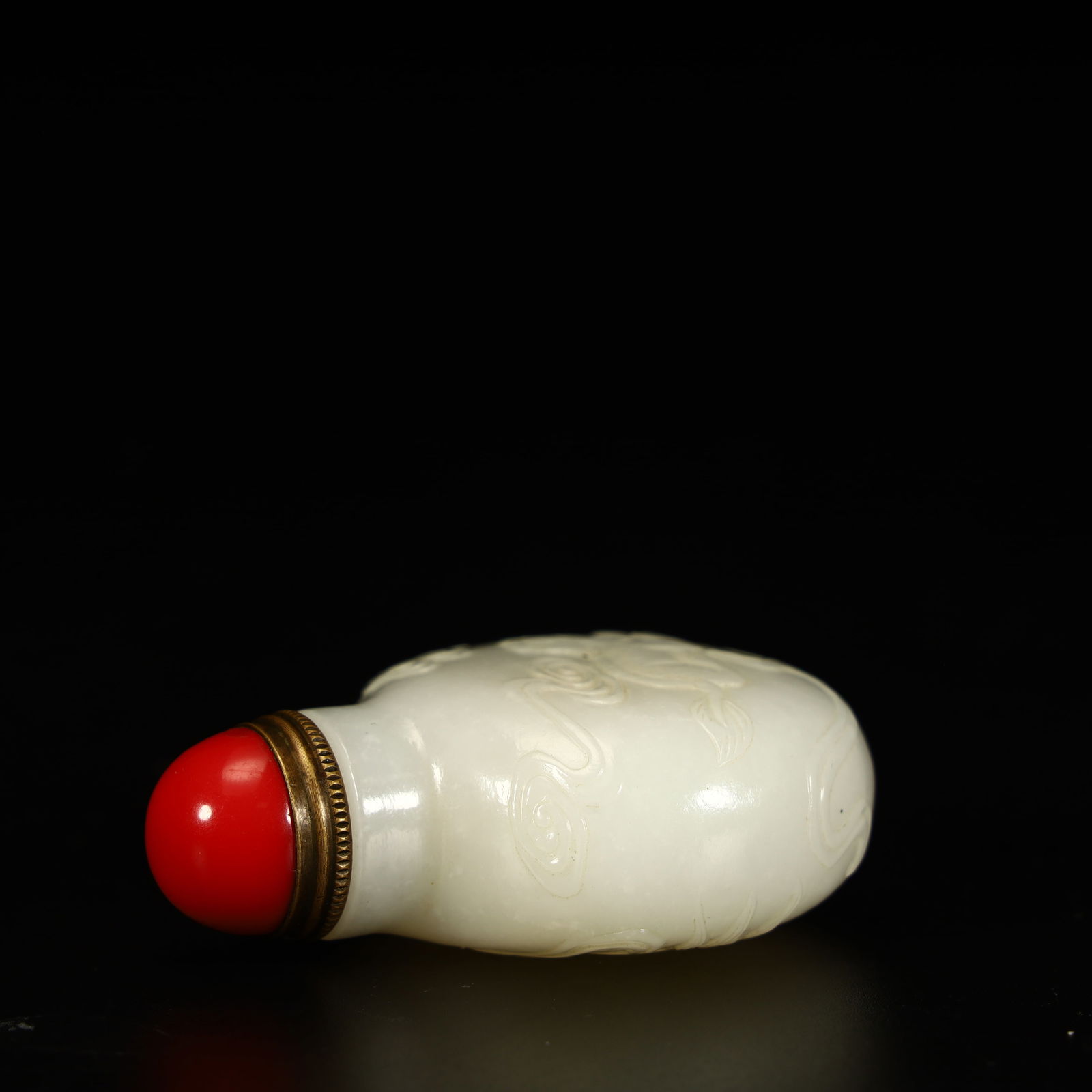 A Qing Dynasty Hetian white jade beast pattern snuff bottle - 8