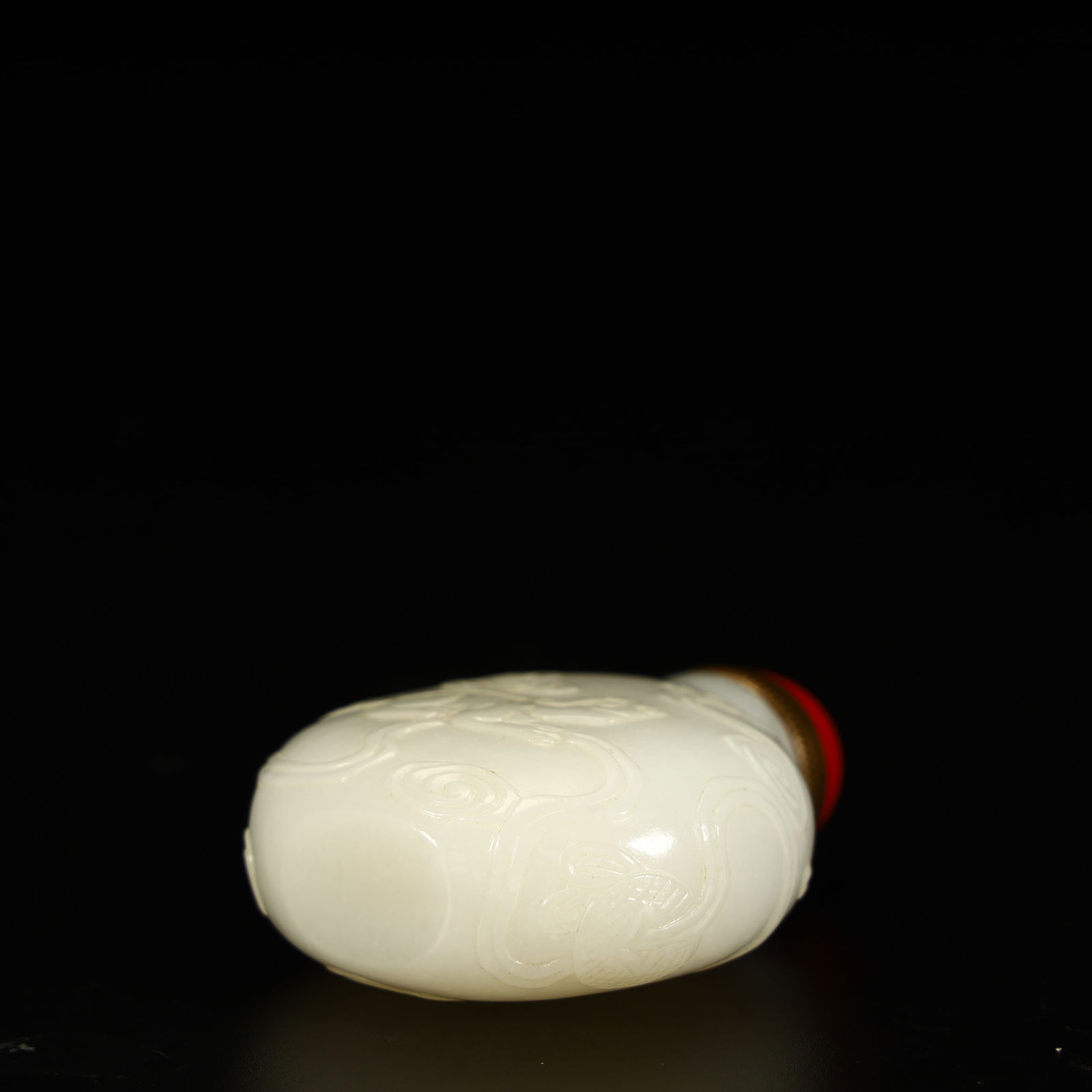 A Qing Dynasty Hetian white jade beast pattern snuff bottle - 9