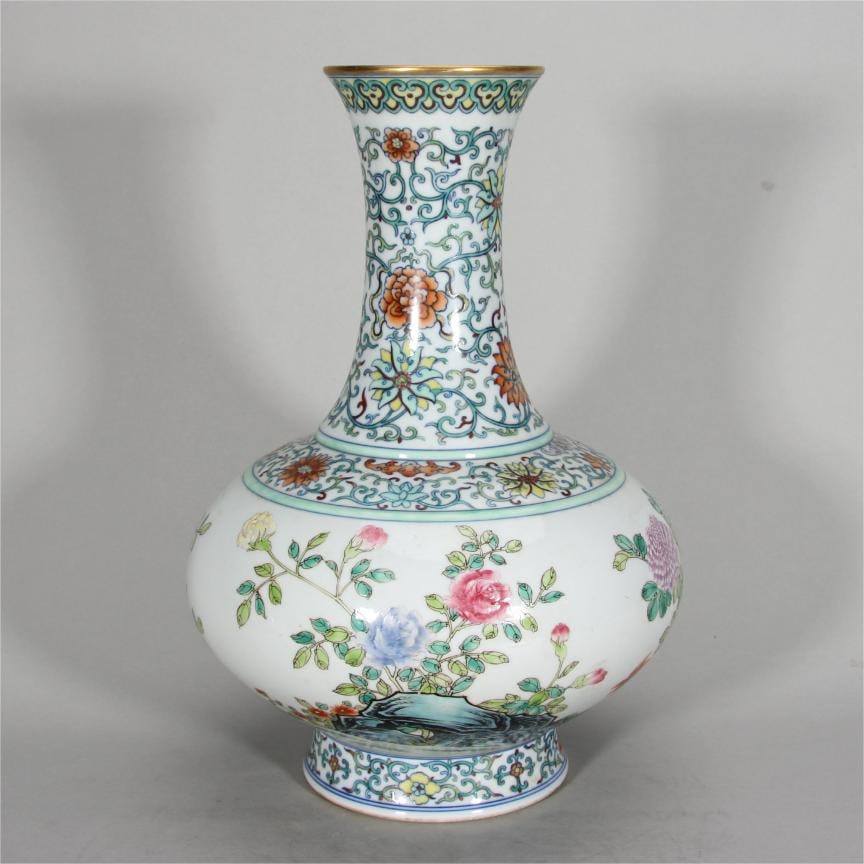 A water chestnut bottle made in the Qianlong period of the Qing Dynasty (1 of 9)