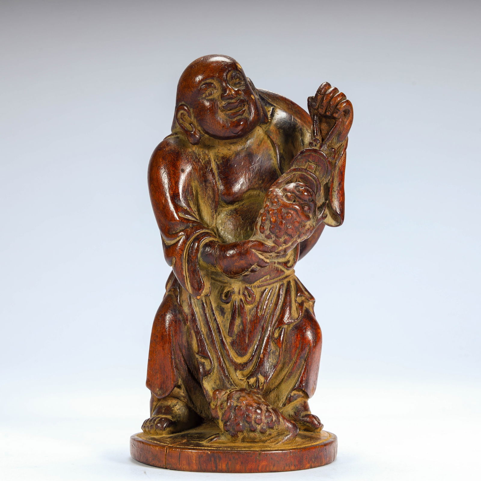 A wooden carving bangs play golden toad ornament from the Qing Dynasty (1 of 9)