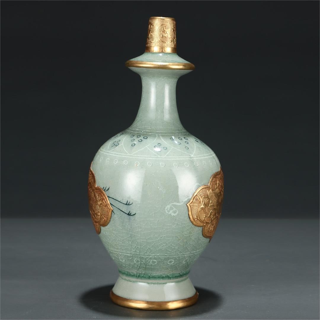 A beautiful gold-clad beast-patterned Korean porcelain vase (1 of 9)