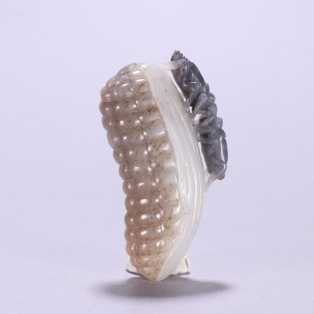 A beautiful carving of blue and white seed material with a bountiful harvest: Exquisite blue and white seed material grain harvest carvings Size:H:6.8cmW:3.7cmW:76.3g (The Dimensions Of All Batches Are Manually Measured.If You Need More Detailed Information, Please Contact Our