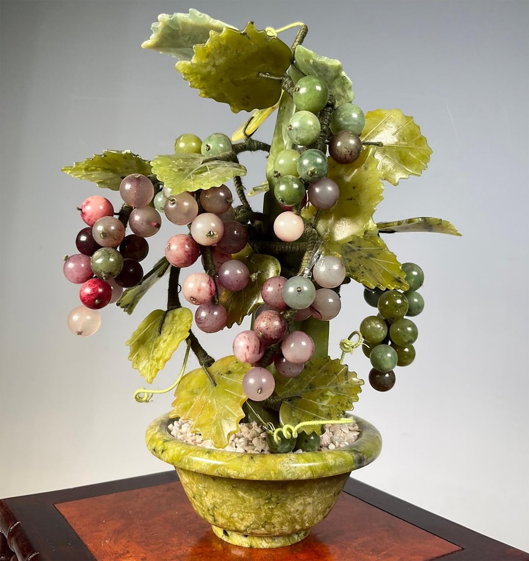 A natural Xiuyu carved grape bonsai from the period of foreign exchange creation (1 of 4)