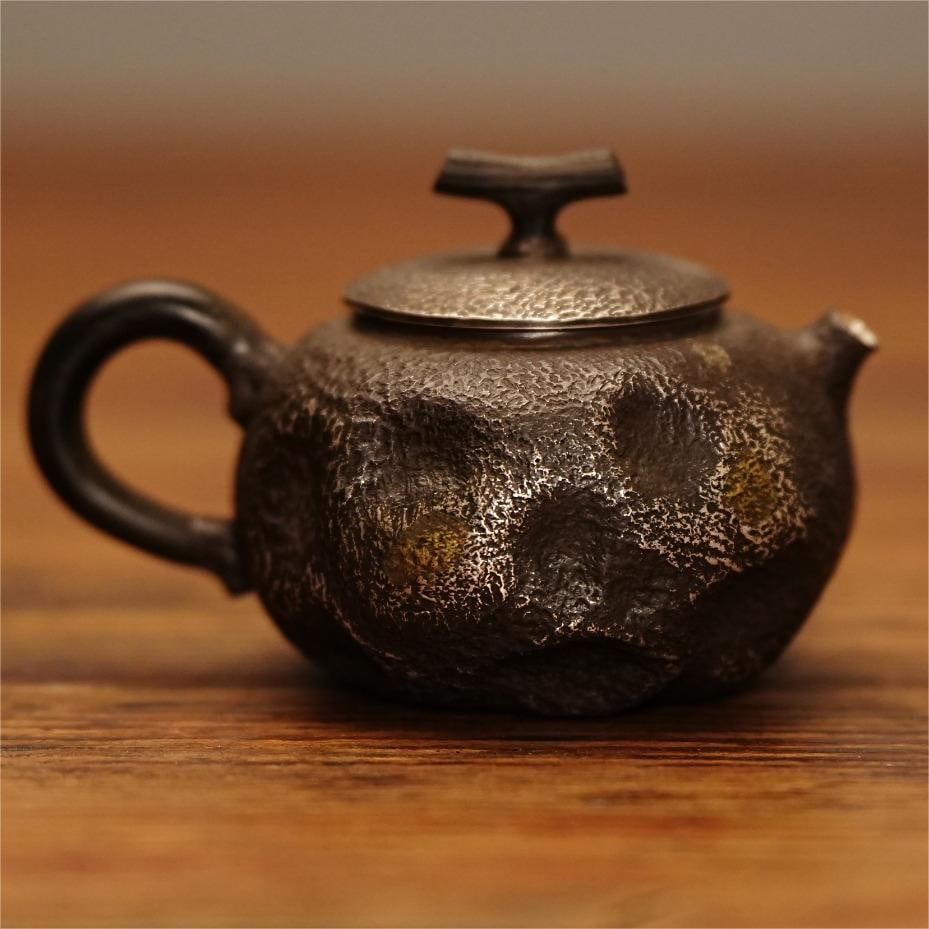 A fine Japanese silver pot: Exquisite Japanese silver pot Size:11×7cmW:103g (The Dimensions Of All Batches Are Manually Measured.If You Need More Detailed Information, Please Contact Our Customer Service Before Bidding.)