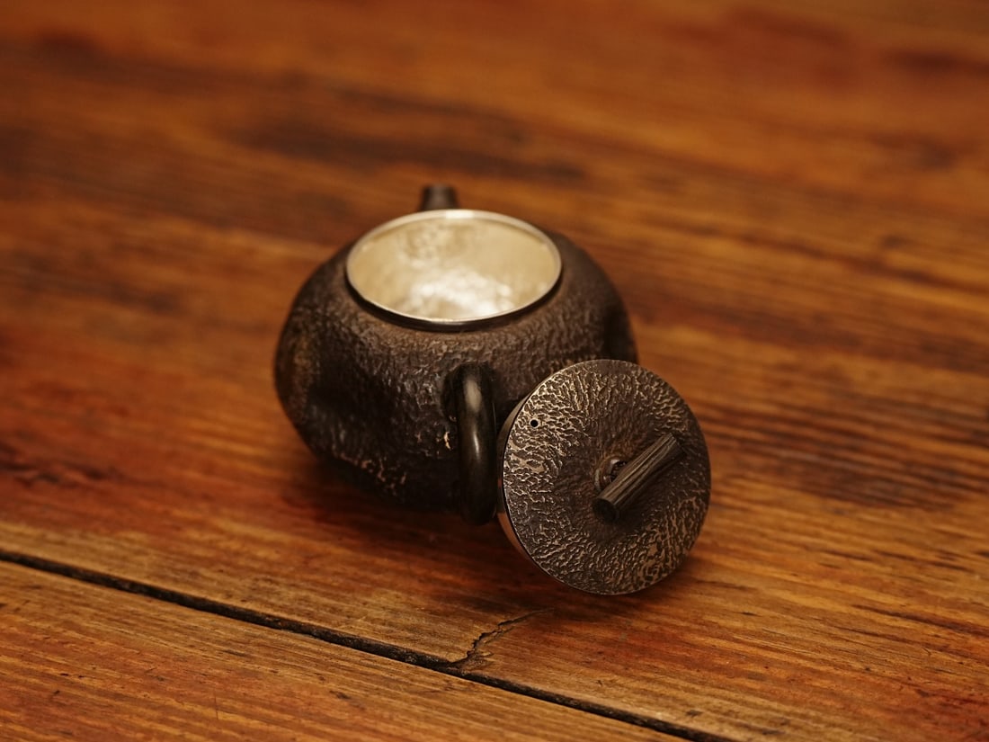 A fine Japanese silver pot - 8