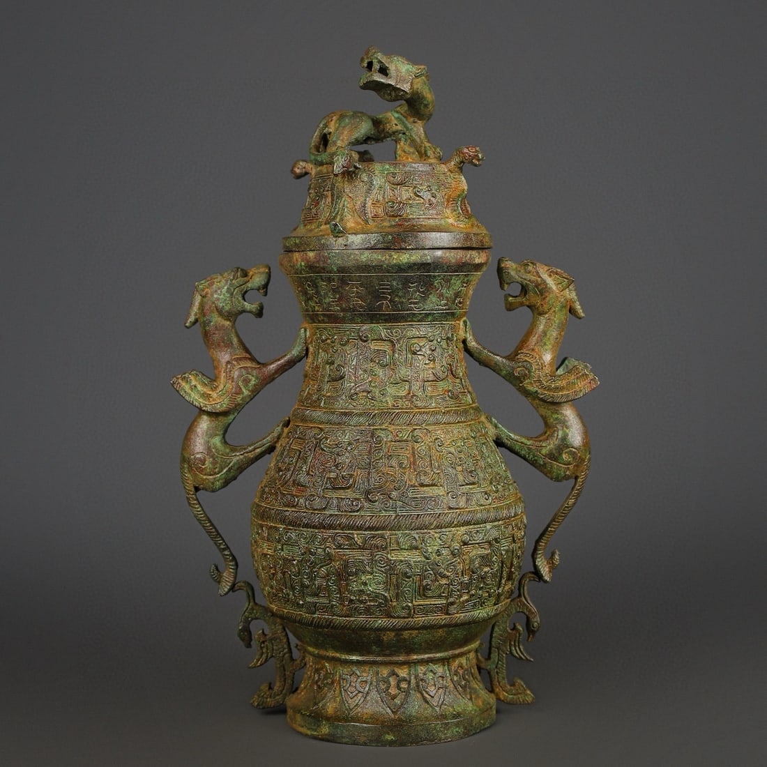 A bronze double dragon vase from the Western Zhou Dynasty (1 of 9)