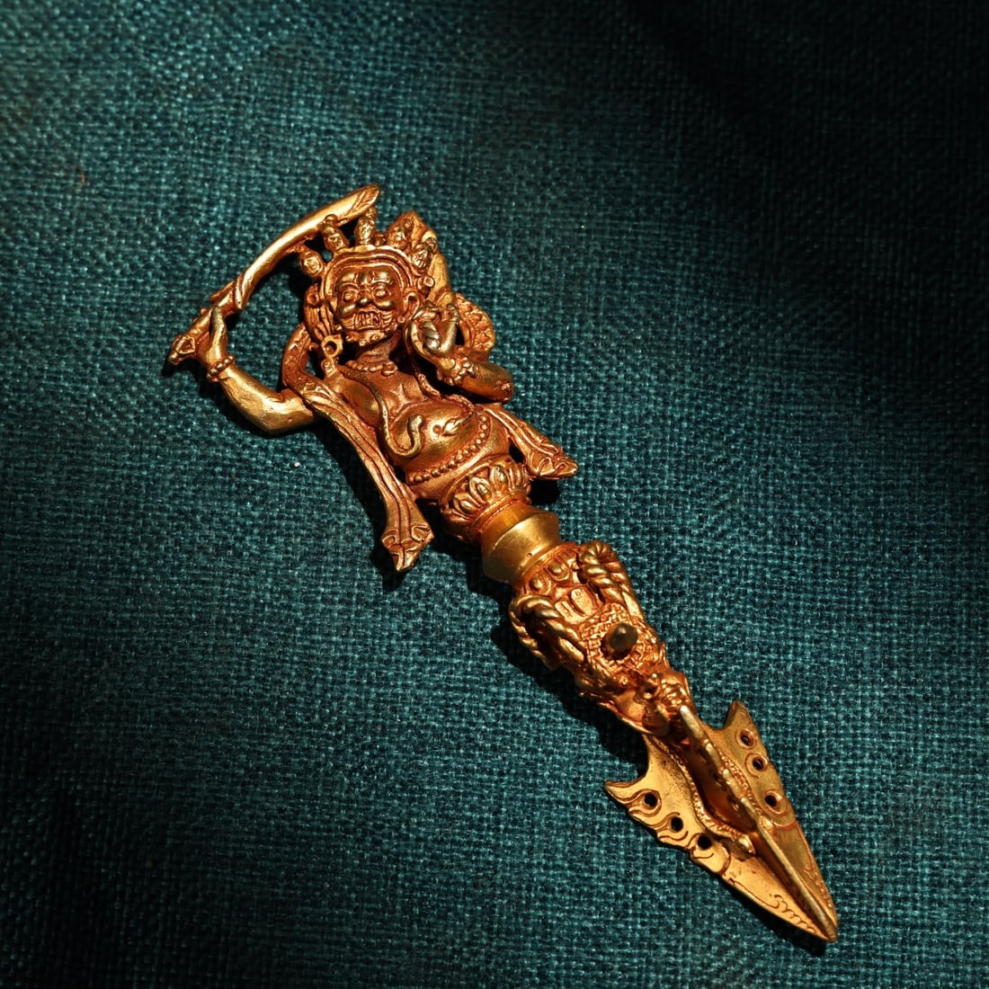 A beautiful gilded diamond hand protector demon-subduing pestle: Exquisite gilded diamond hand protector demon subduing pestle Size:W:131gL:13.5cm (The Dimensions Of All Batches Are Manually Measured.If You Need More Detailed Information, Please