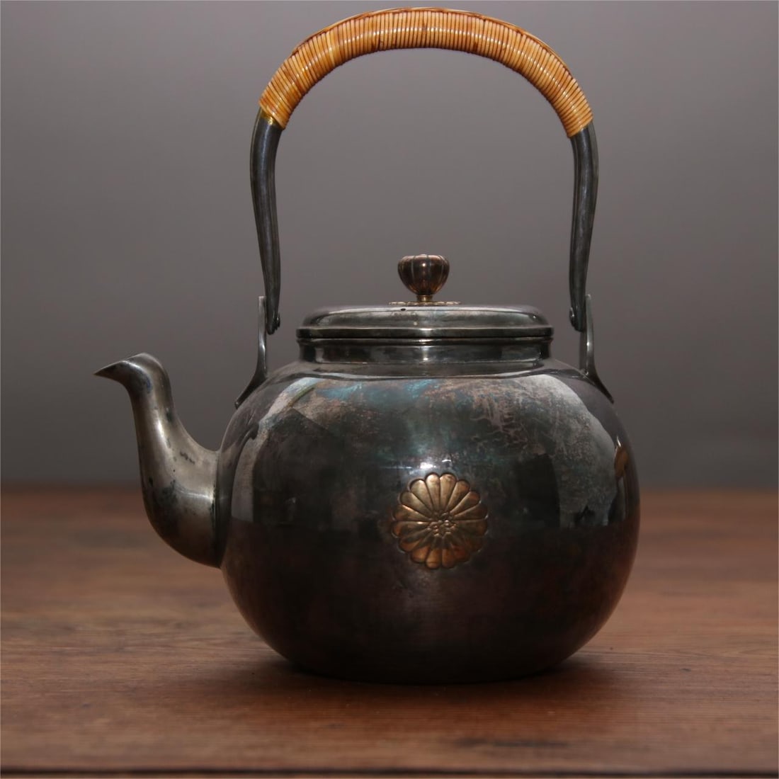 A fine Japanese silver pot (1 of 8)