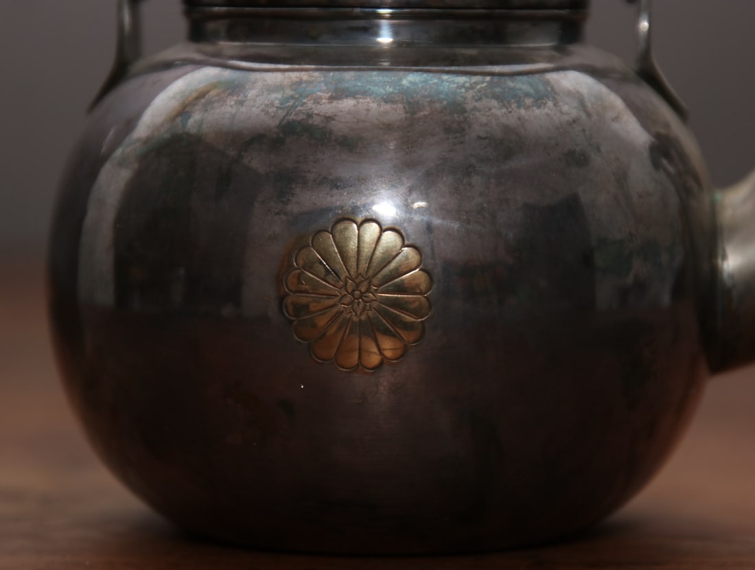 A fine Japanese silver pot - 2