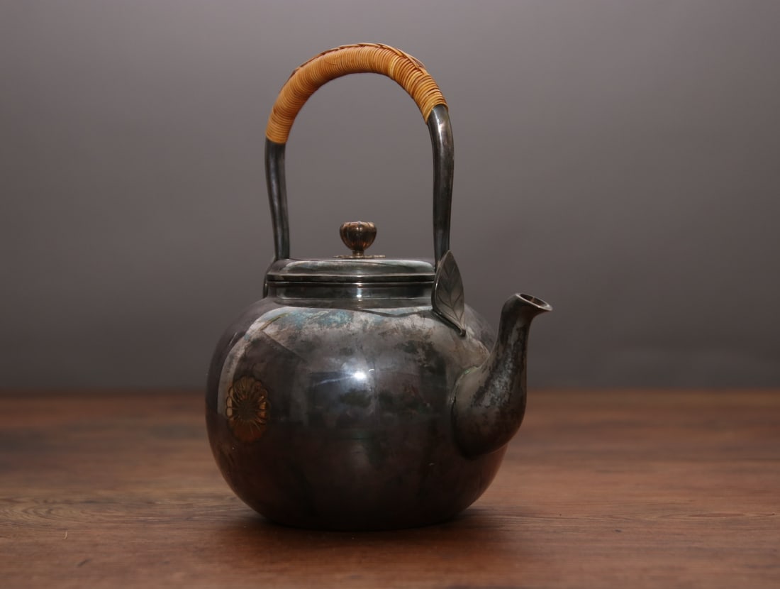 A fine Japanese silver pot - 3