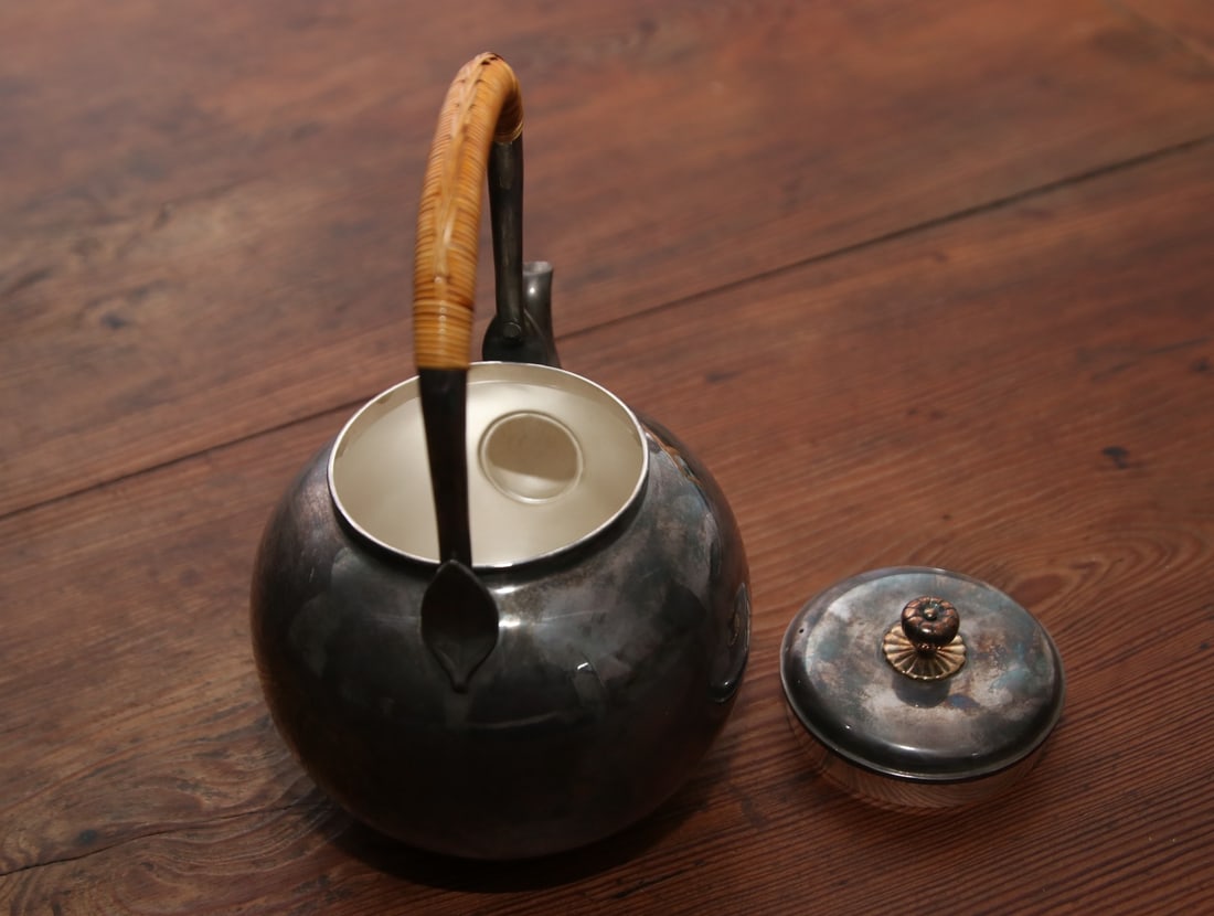 A fine Japanese silver pot - 6