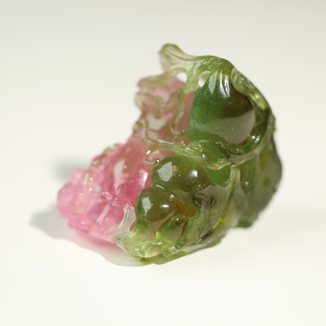 A watermelon tourmaline dragon pendant from the Qing Dynasty: Qing Dynasty watermelon tourmaline dragon blessing pendant Size:4.88×4.16×3.46cmW:63.7g (The Dimensions Of All Batches Are Manually Measured.If You Need More Detailed Information,