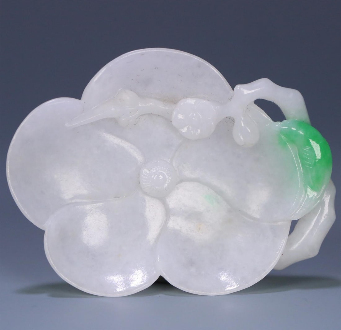 An old jade of the Qing Dynasty is happy to wash the plum blossoms on the tip of the eyebrows: The old jade of the Qing Dynasty was sunny and green, and the plum blossoms were washed at the tip of the eyebrows Size:6.5x4.8x1.2cmW:33.4g (The Dimensions Of All Batches Are