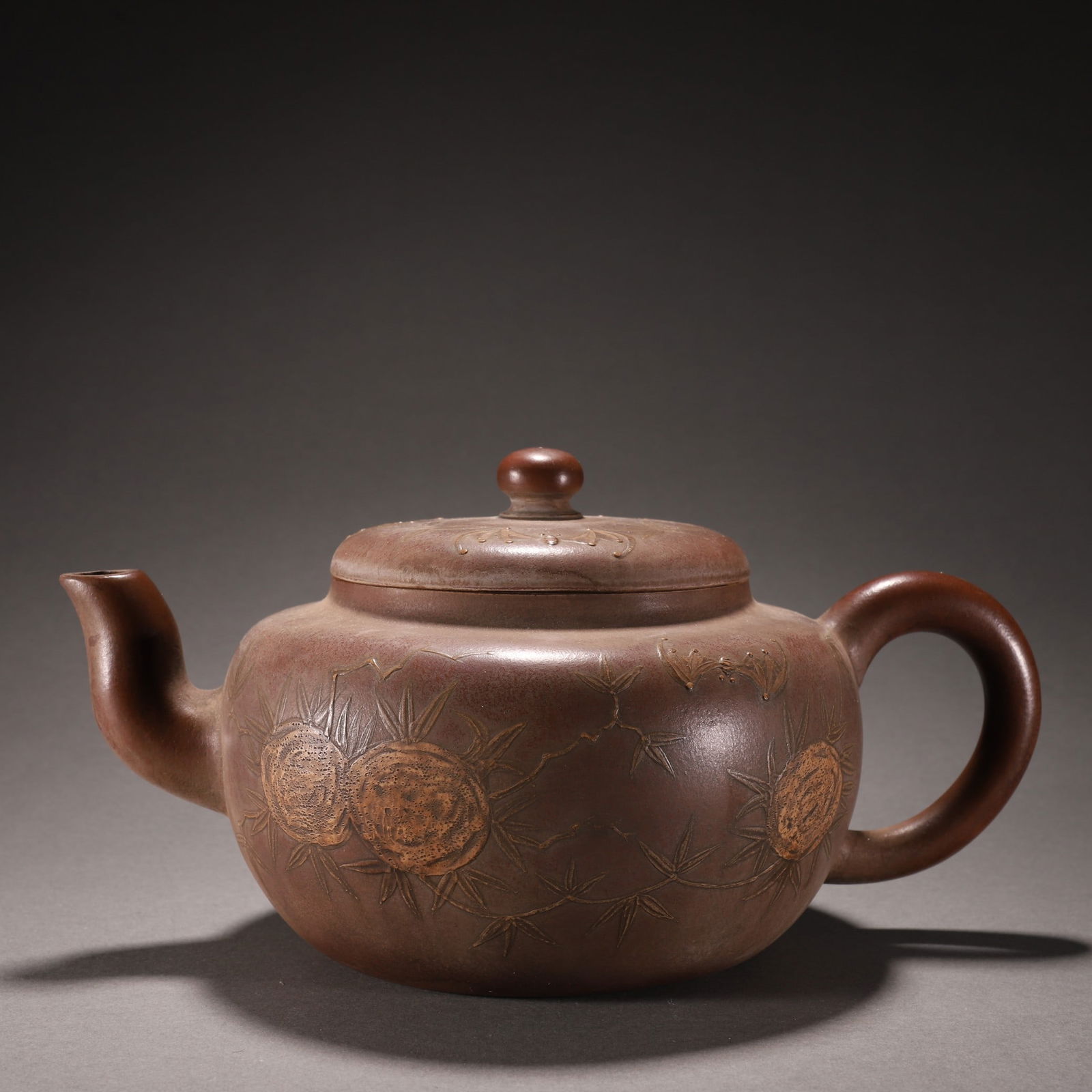 A Qing Dynasty Yuanyuantang bat bamboo leaf pomegranate pear shaped pot (1 of 9)