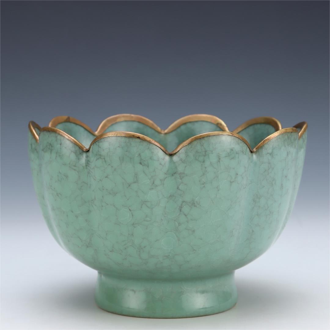 A lotus petal bowl with a sky blue glaze ice flake pattern from the Ru kiln in the Song Dynasty (1 of 9)