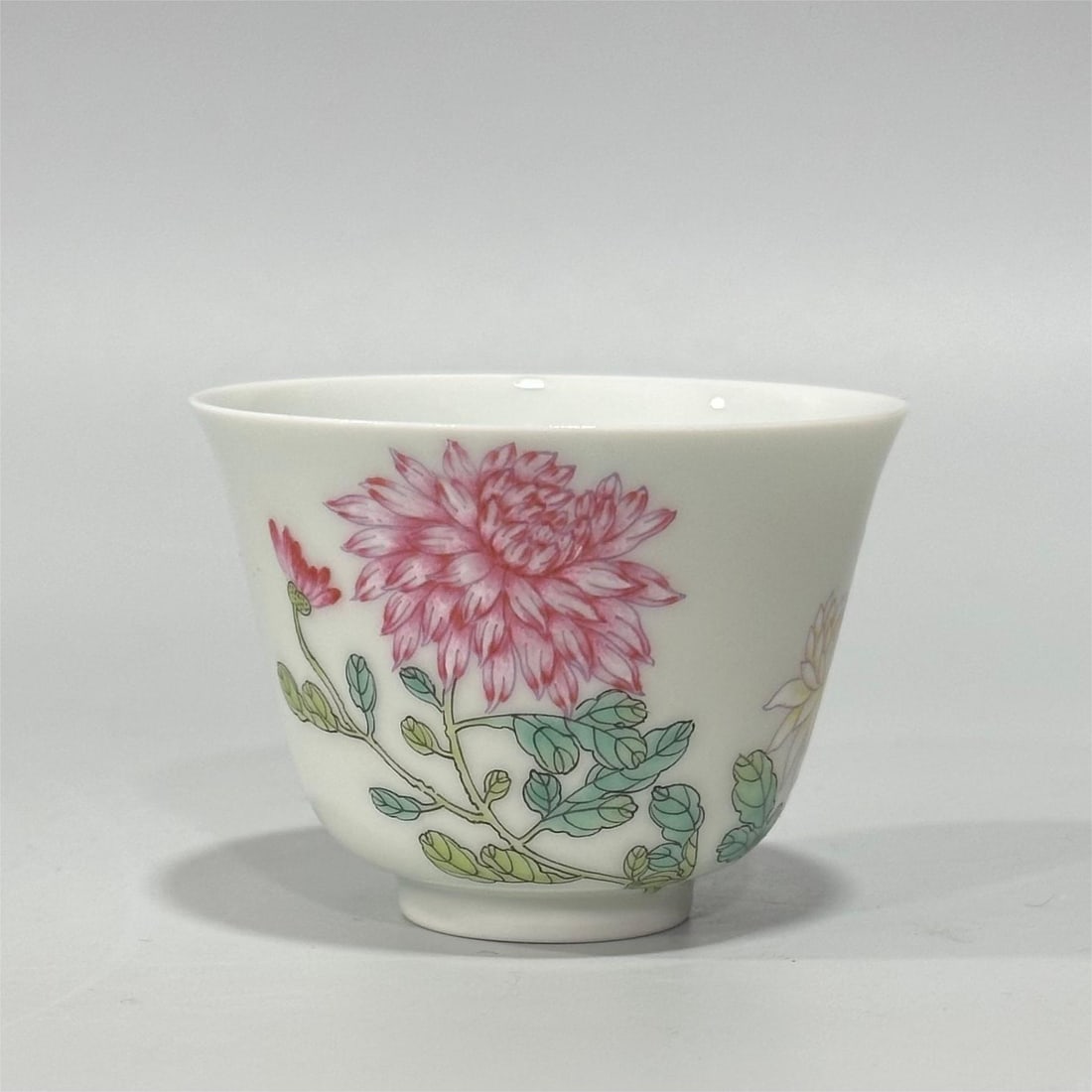 A pastel chrysanthemum pattern cup made in the Yongzheng era of the Qing Dynasty: Pastel chrysanthemum pattern cup made in the Yongzheng year of the Qing Dynasty Size:H:5cmCalibre:6.5cm (The Dimensions Of All Batches Are Manually Measured.If You Need More Detailed Information, Plea