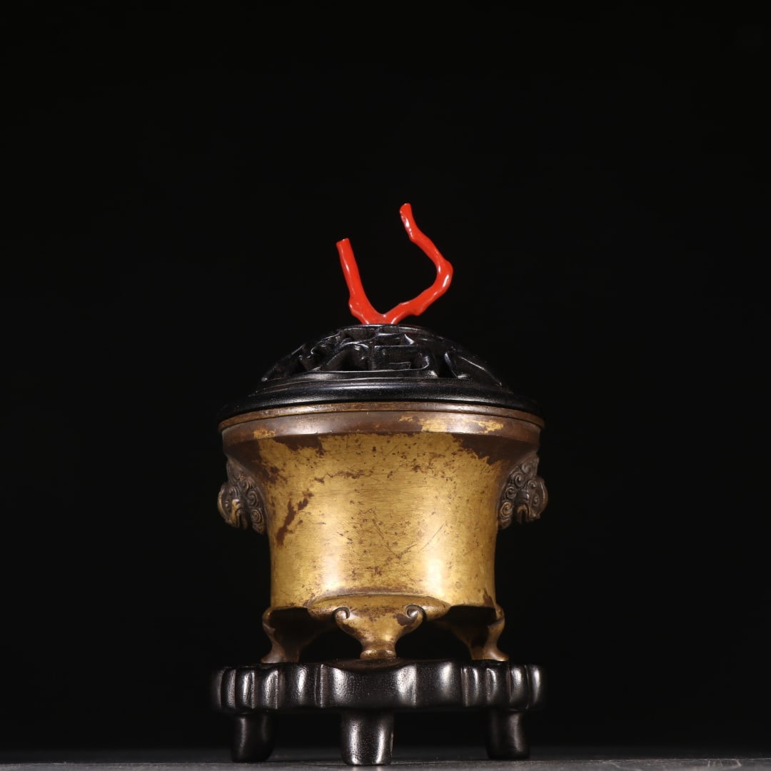 A copper tire three-legged aroma burner from the Ming Dynasty: The copper tire three-legged aroma burner of the Ming Dynasty Size:H:15cmW:8.9cmW:543.9g (The Dimensions Of All Batches Are Manually Measured.If You Need More Detailed Information,