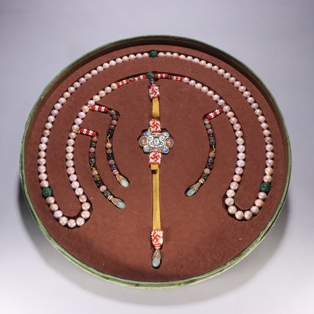 A Qing Dynasty Dongzhu Chaozhu: The eastern pearl of the Qing Dynasty Size:Pearldiameter:1.25cm (The Dimensions Of All Batches Are Manually Measured.If You Need More Detailed Information, Please Contact Our