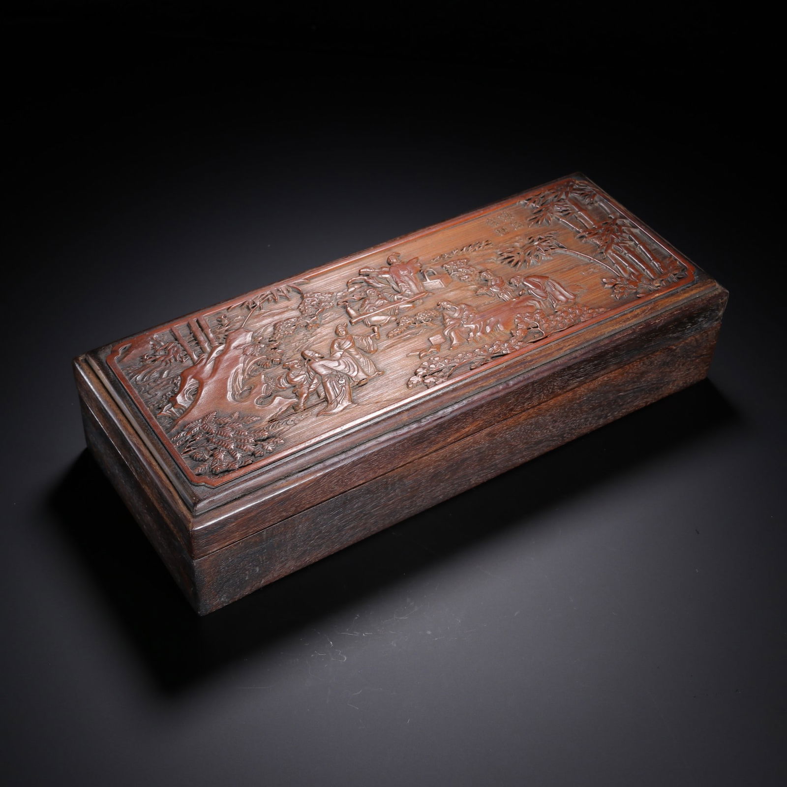 A mahogany inlaid bamboo carved character story cover box from the Qing Dynasty (1 of 9)