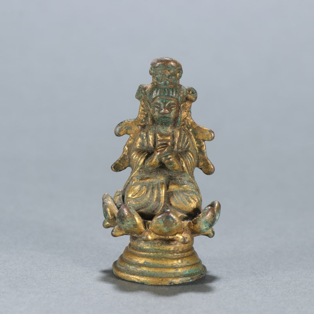 A bronze gilt Buddha statue of the Ming Dynasty: The bronze gilt Buddha statue of the Ming Dynasty Size:H:5.6cmW:2.9cmW:84.4g (The Dimensions Of All Batches Are Manually Measured.If You Need More Detailed Information, Please