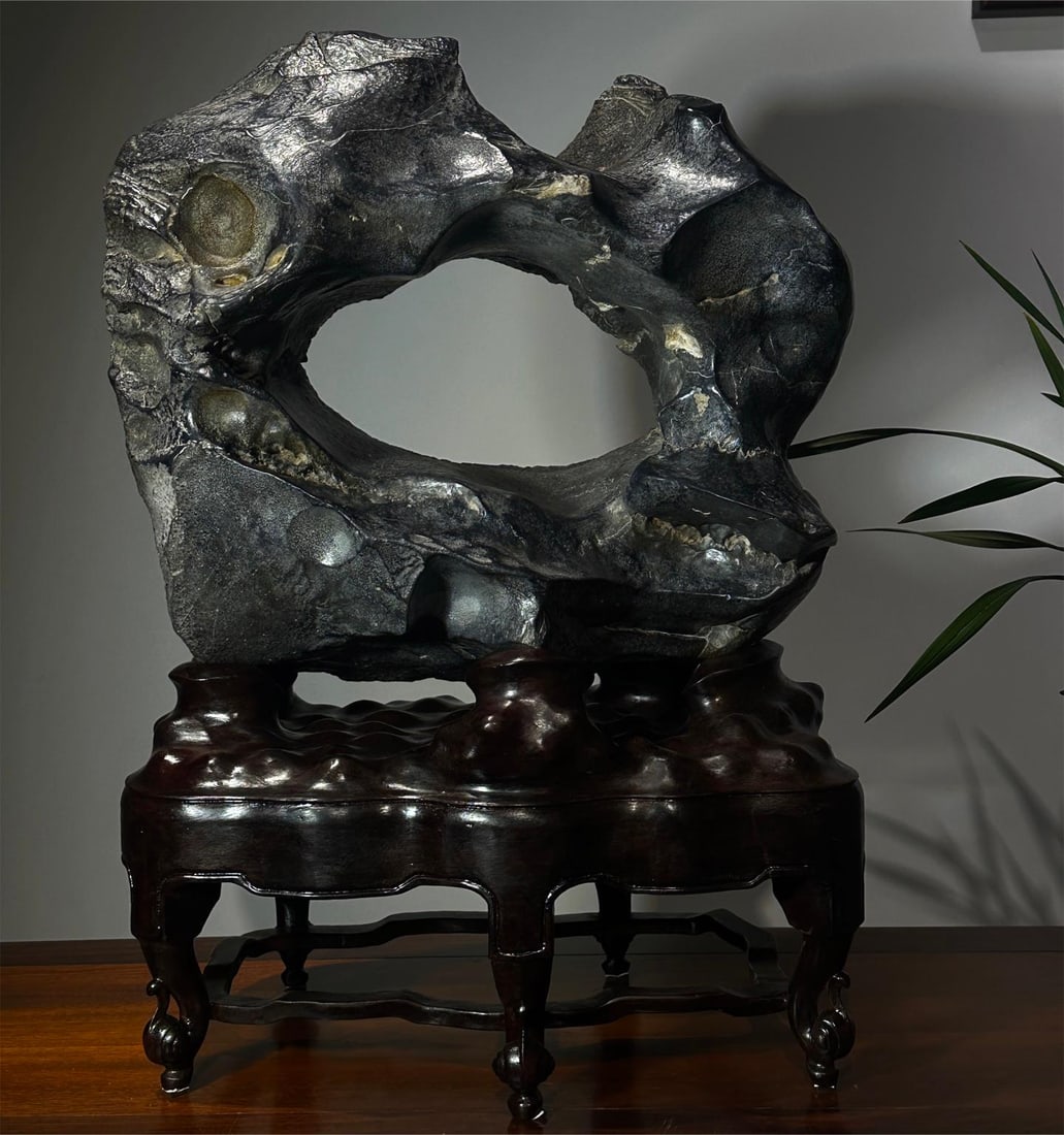 A beautiful Taihu Lake stone cave (1 of 6)