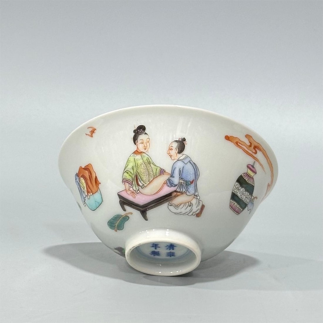 A pastel figure Spring Palace picture cup made in the Yongzheng era of the Qing Dynasty (1 of 7)