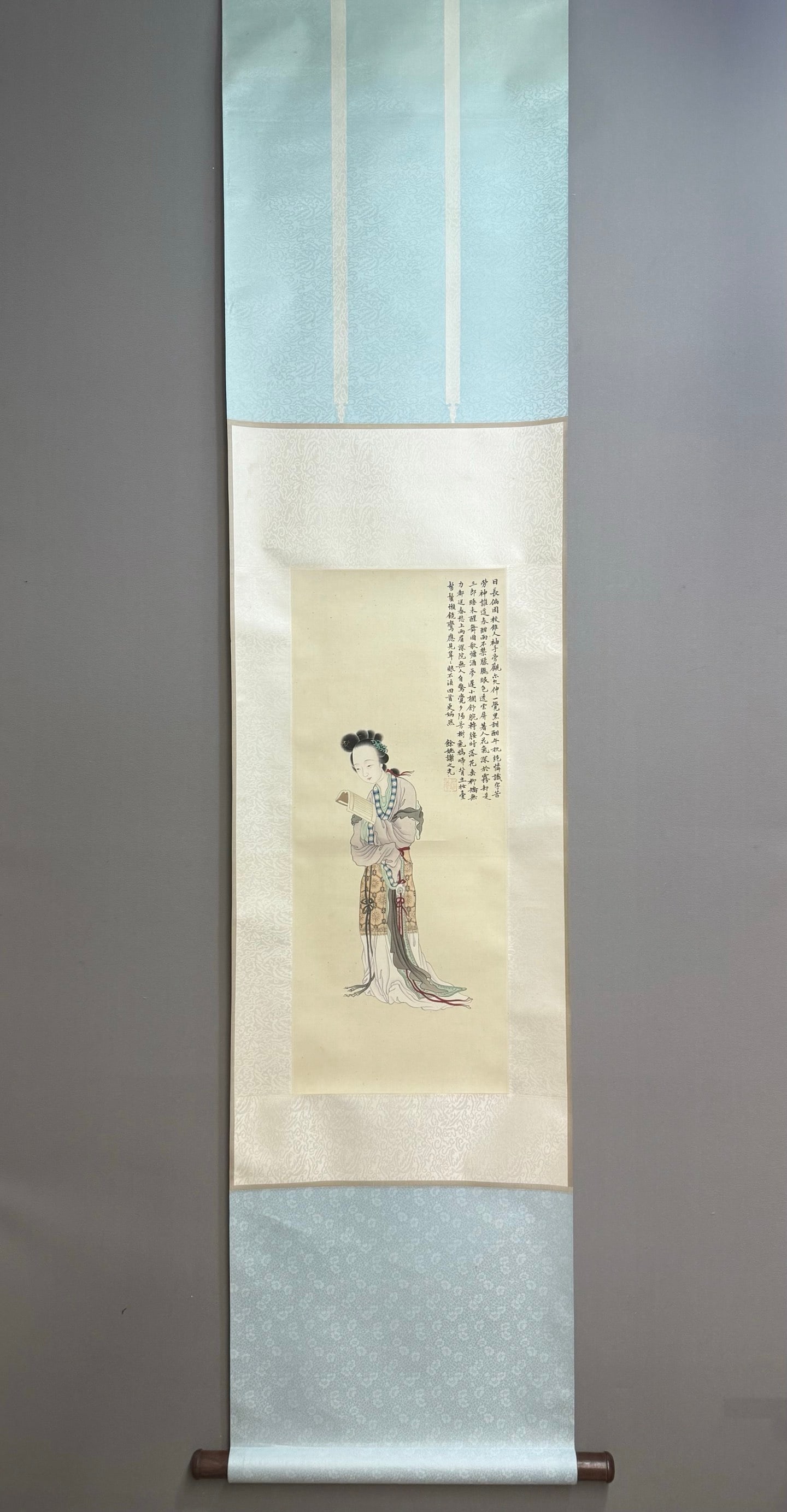 A silk book of Xie Zhiguang's figure painting: Xie Zhiguang's figure painting silk book Size:71x29cm (The Dimensions Of All Batches Are Manually Measured.If You Need More Detailed Information, Please Contact Our Customer Service