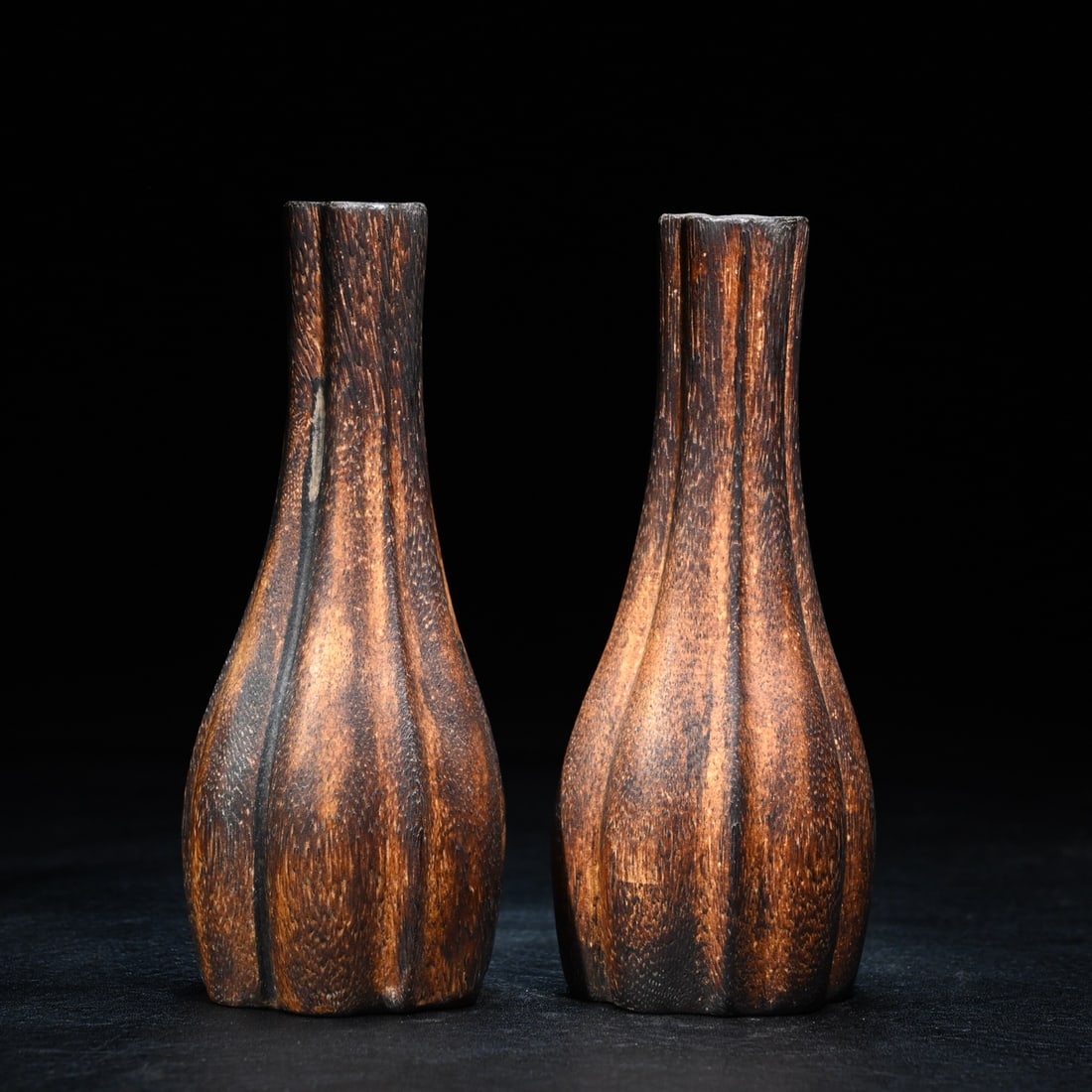 A beautiful agarwood melon edge small flower vase: Exquisite agarwood and melon edge flower vase Size:H:14cmW:5.2cmW:121g (The Dimensions Of All Batches Are Manually Measured.If You Need More Detailed Information, Please Contact Our