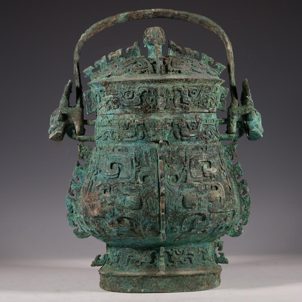 A beautiful bronze pot: Exquisite bronze beam pot SIZE:H:40cm (The Dimensions Of All Batches Are Manually Measured.If You Need More Detailed Information, Please Contact Our Customer Service Before Bidding.)