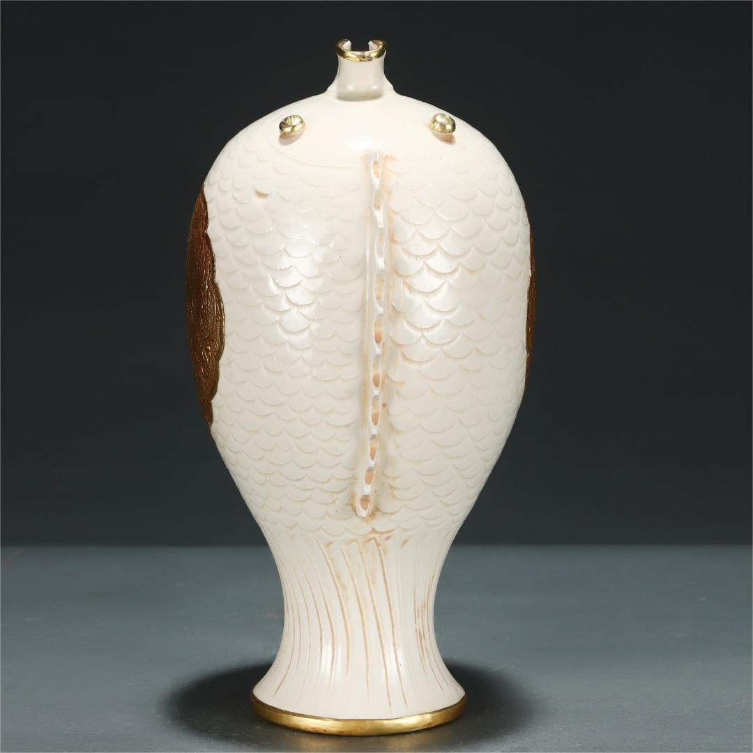 A gold-engraved fish-shaped vase of the Song Dynasty Ding kiln: The gold-engraved fish-shaped bottle of the Song Dynasty Ding kiln Size:H:29cmBellydiameter:17cm (The Dimensions Of All Batches Are Manually Measured.If You Need More Detailed