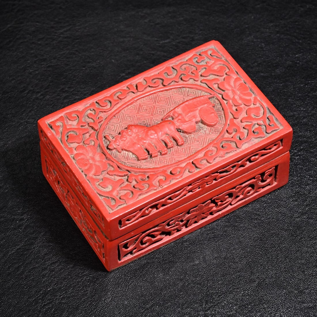 A red lacquerware travel picture box of Xuhuatang (1 of 9)
