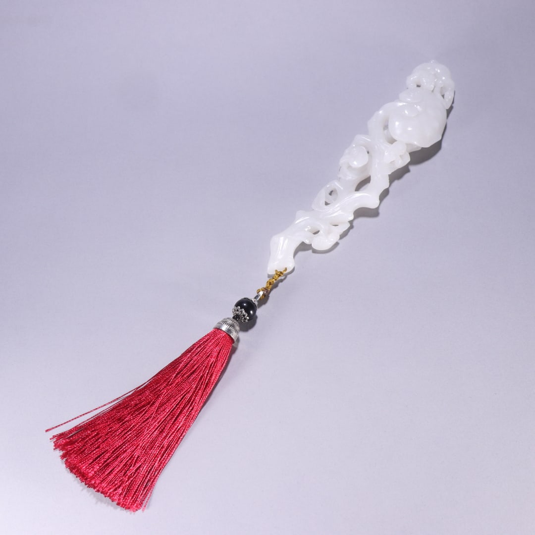 A Qing Dynasty Hetian jade Ganoderma lucidum ruyi handle: Qing Dynasty's Hetian jade Ganoderma lucidum ruyi handle Size:L:23.5cmW:4.5cmW:198.6g (The Dimensions Of All Batches Are Manually Measured.If You Need More Detailed Information, Please Contact Our Cus