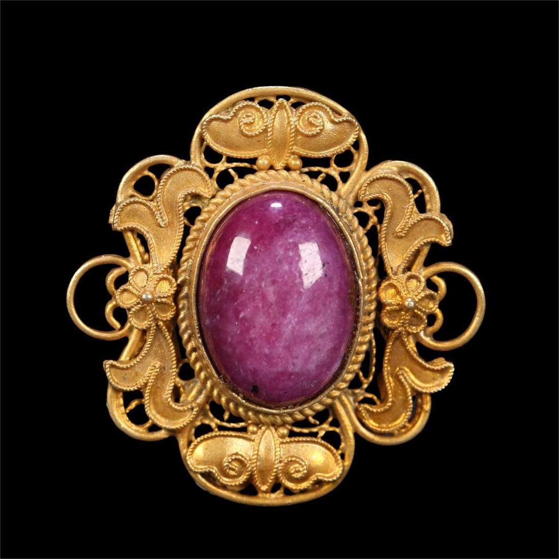 A beautiful Yanjing Eight Unique silver gilt filigree inlaid with ruby back clouds: Exquisite Yanjing Eight Unique Silver gilt filigree inlaid with ruby back clouds Size:W:4cmH:3cm (The Dimensions Of All Batches Are Manually Measured.If You Need More Detailed