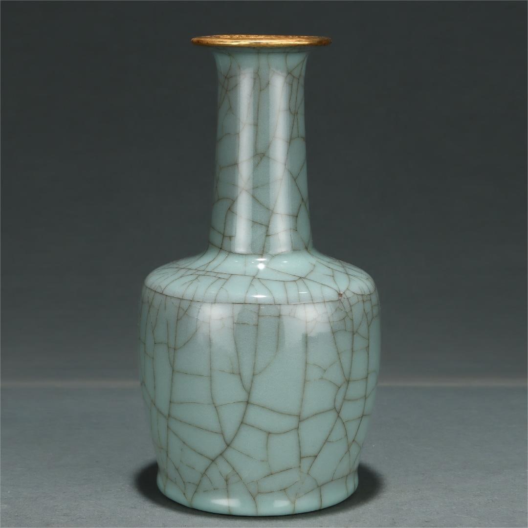 A gold-carved paper mallet bottle from the official kiln of the Song Dynasty: The gold-engraved paper hammer bottle of the official kiln of the Song Dynasty Size:H:22cmBellydiameter:11.8cm (The Dimensions Of All Batches Are Manually Measured.If You Need More