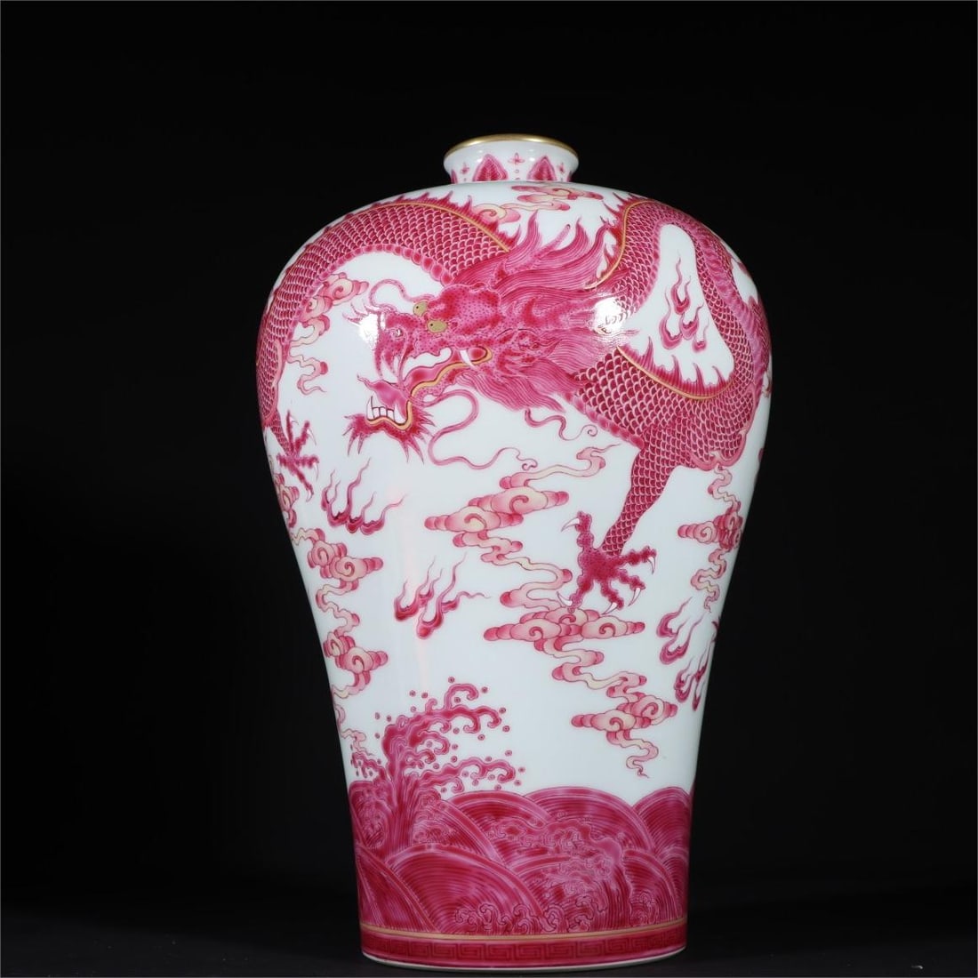 A carmine red gilded seawater cloud dragon pattern plum bottle made in the Yongzheng era of the Qing: The carmine red gilded seawater cloud dragon pattern plum bottle made in the Yongzheng year of the Qing Dynasty Size:H:31.6cmW:21cm (The Dimensions Of All Batches Are Manually